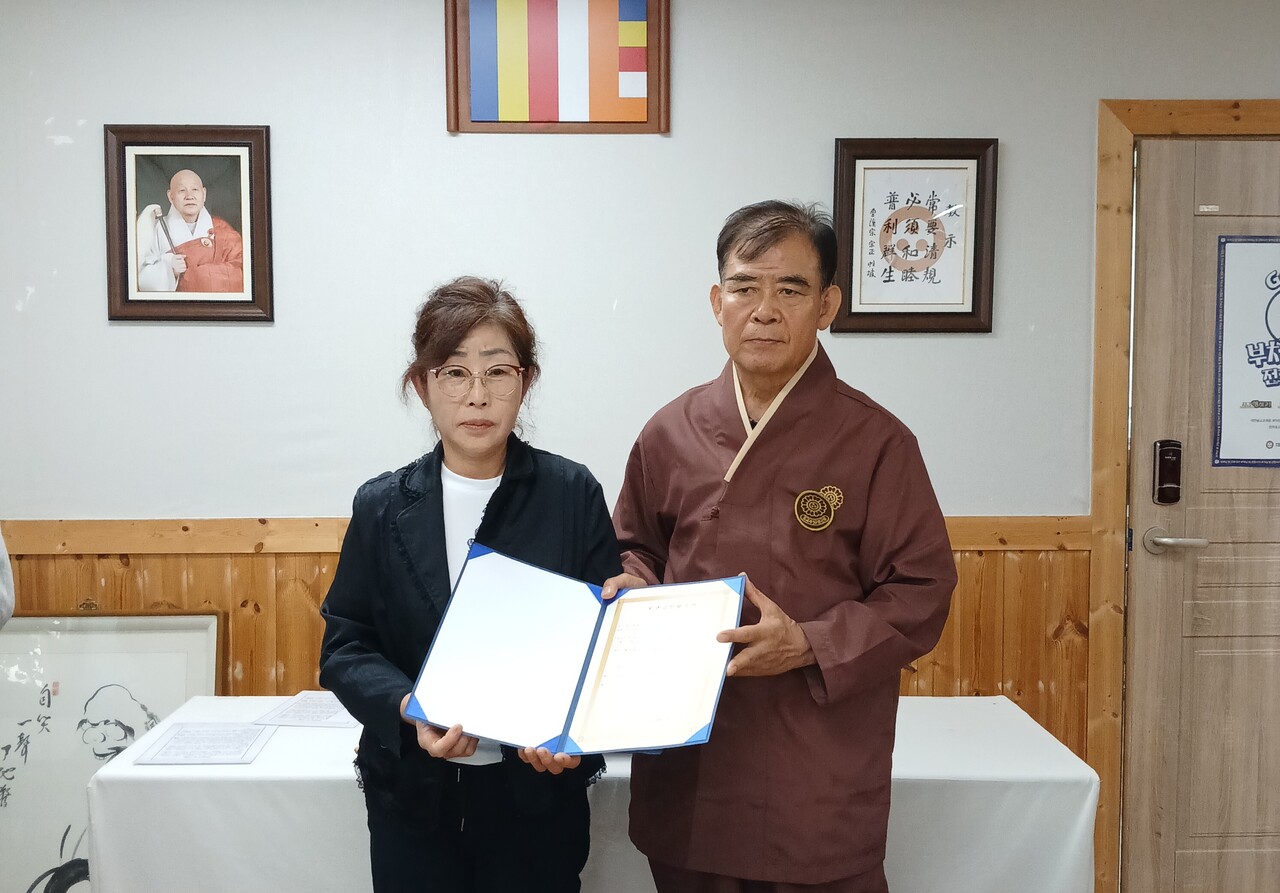 포교사단 충북지역단은 6월8일 대전 안전산업 화재로 피해를 입은 김광순 포교사 가족에게 성금을 전달했다.
