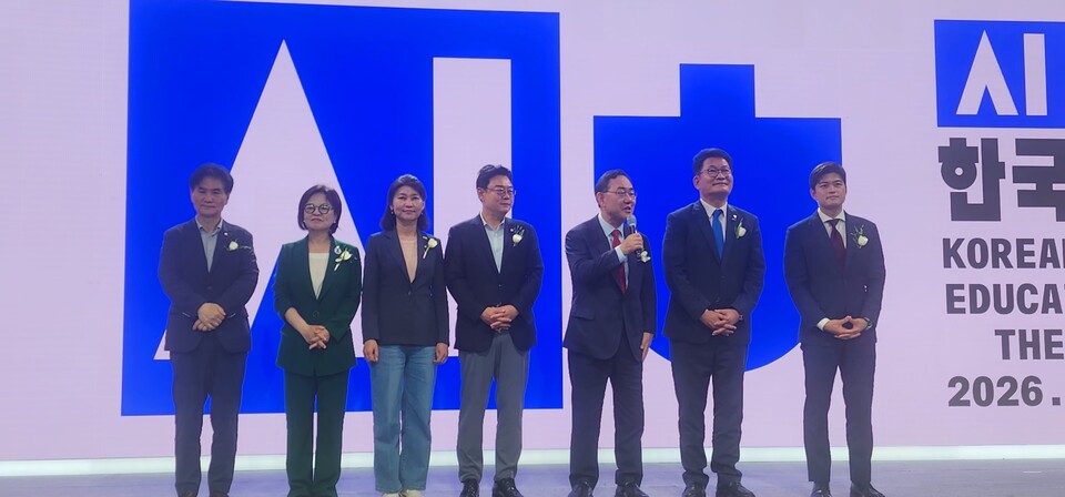 ��ȸ�ǿ����� �λ縻�� �ϰ� �ִ�.