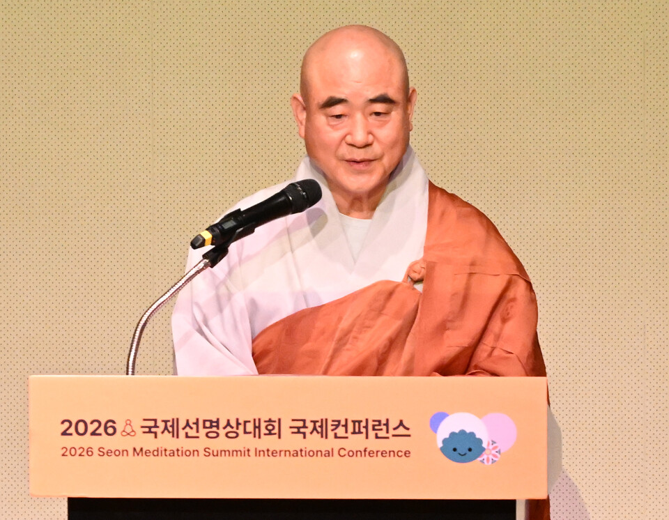조계종 총무원 총무부장 성웅스님이 대회사를 대독하고 있다. 