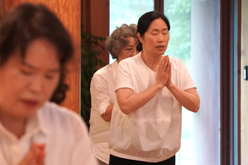 정성을 다해 기도하고 있는 신도들.