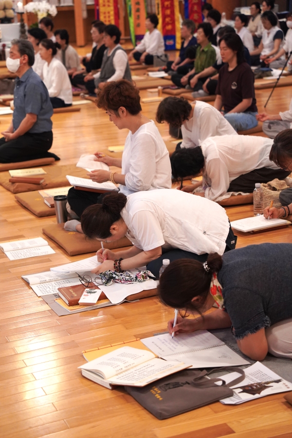 사경을 마무리한 신도들은 명상에 돌입했다.