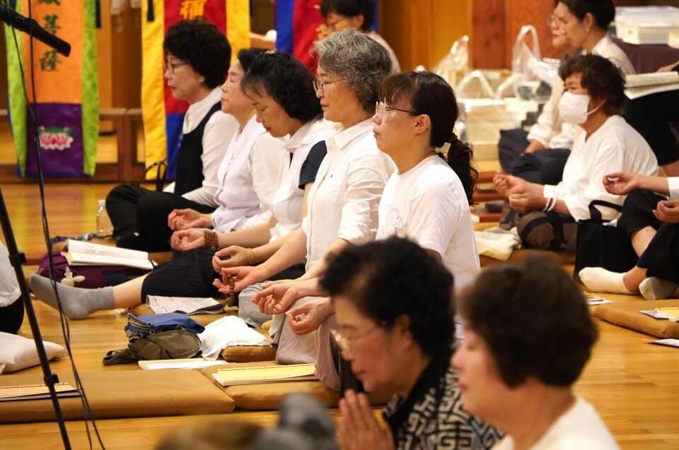 5분 명상 삼매에 빠진 전등사 신도들.