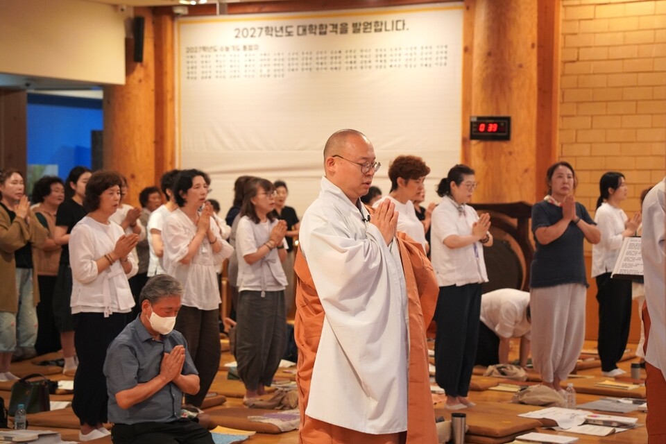 전등사 주지 지불스님이 사부대중과 함께 백중 기도를 하고 있다.