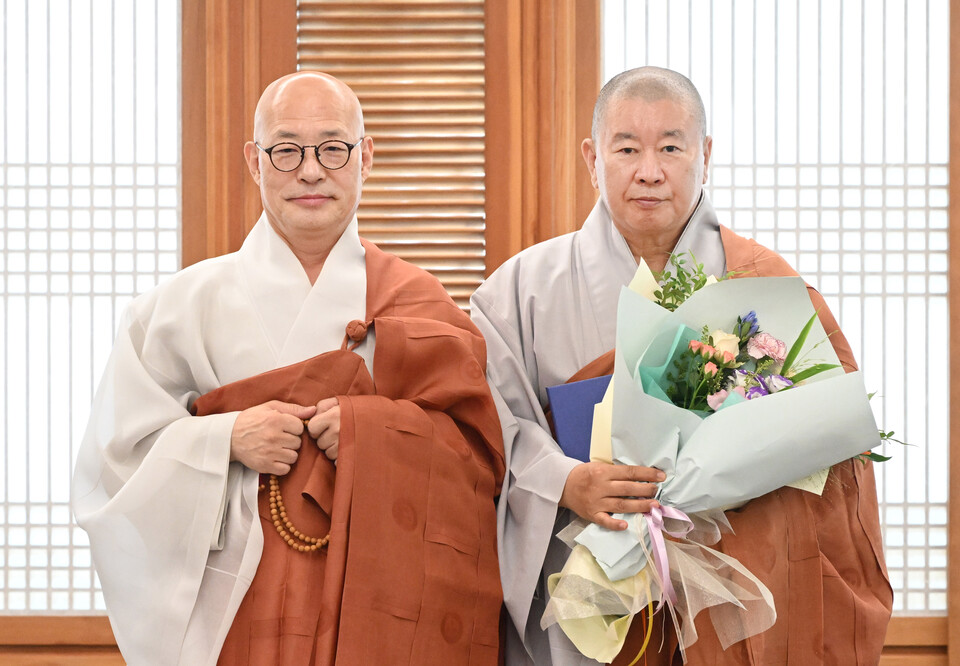 �ѹ����� ���콺����&nbsp; 8��3��&nbsp; �������Կ��� �ѹ��� �ѹ����� �Ӹ����� ������ �� ����Կ��� �ϰ� �ִ�.&nbsp;