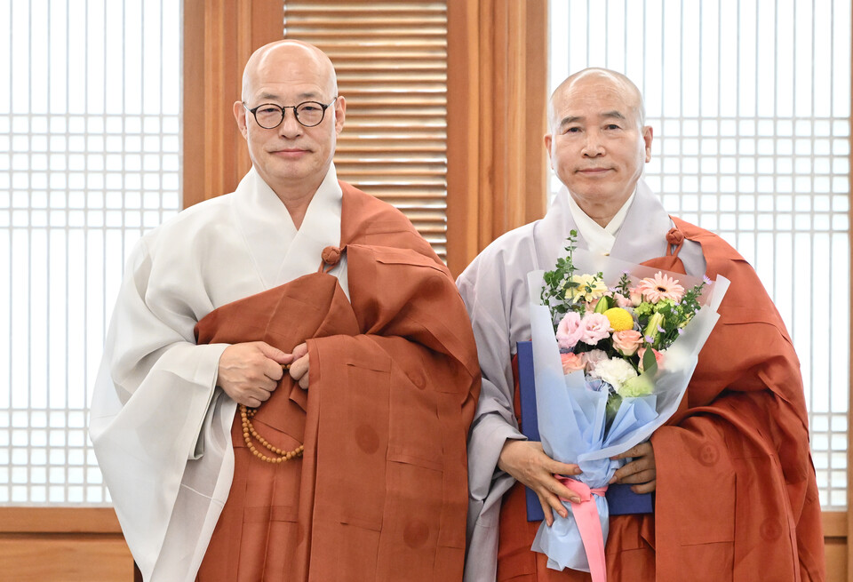 �ѹ����� ���콺���� ���潺�Կ��� �ѹ��� ��ȸ���� �Ӹ����� ������ �� ����Կ��� �ϰ� �ִ�.