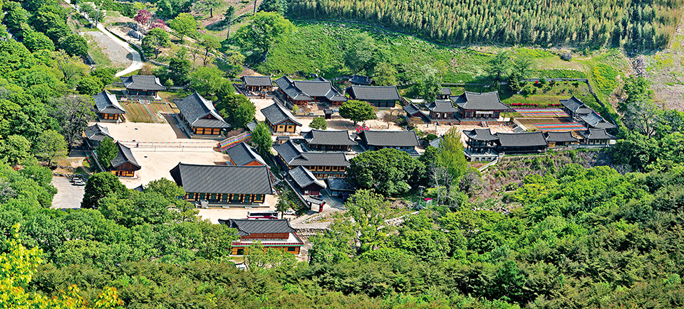 밀양 표충사 전경. 사명대사의 고향이었던 밀양 사람들은 밀양이 배출한 임진왜란 최고의 승병장을 지역의 영웅으로 기리고자, 사당을 건립하고 나라에 사액을 요청했다.
