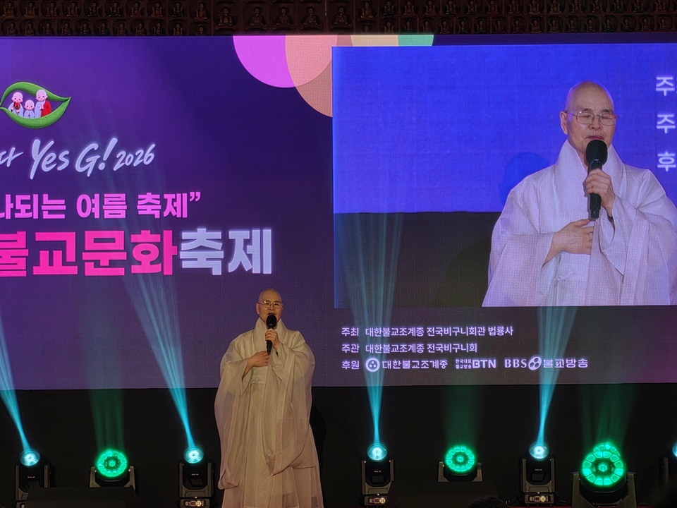 �󸷽Ŀ��� ���뿡 �ö� �Բ� �� ���ߵ鿡�� �λ��ϴ� ���뽺��.&nbsp;