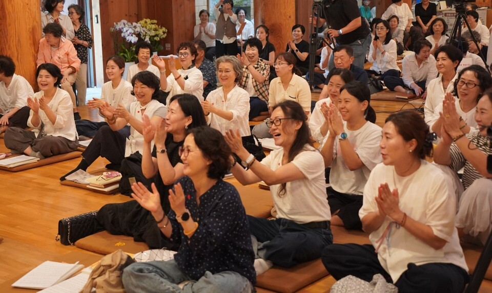 배유비 양의 음성공양에 사부대중은 박수와 환호로 화답했다.