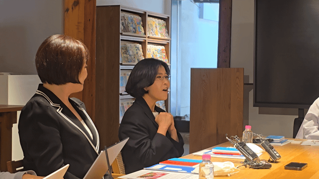 �û�ȸ�忡�� ���� �뷡�� �θ��� �ִ� ���� �̼��� ��.