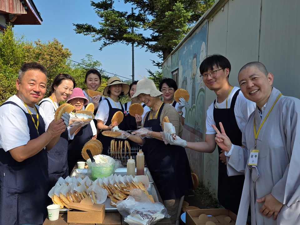 전국비구니회가 지원하는 군법당에 맛있는 간식을 매번 정성껏 준비하는 가평 청룡사 신도들과 주지 자운스님.