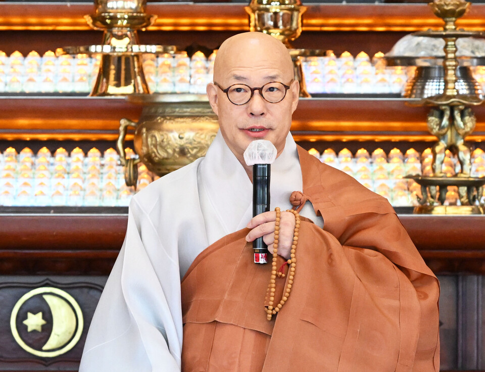 총무원장 진우스님이 조계사 대웅전에서 고불식을 갖고 38대 집행부가 나아가야 할 방향을 밝히고 있다. 