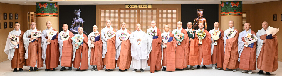 ������ �ѹ����� ���콺���� 10��14�� ��38�� �ѹ��� ����� ���� ����� �λ縦 �����ߴ�.&nbsp;