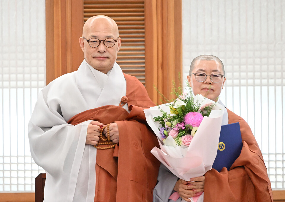 �ѹ����� ���콺���� ���ұ��� ���� û��� ������ �ѹ��� �繫���� ���н����� �Ӹ��� �� ����Կ��� �ϰ� �ִ�.&nbsp;