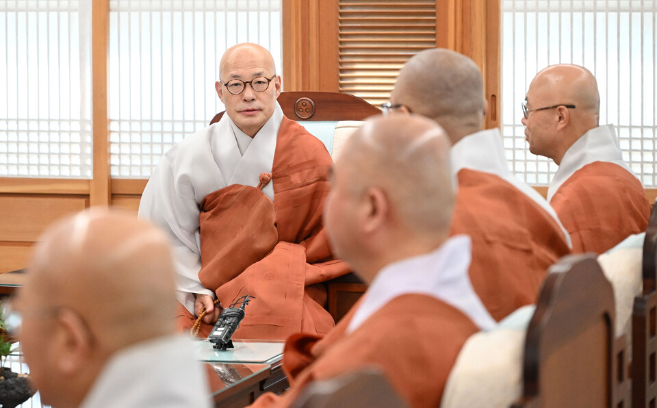 �ѹ����� ���콺���� �Ӹ��� ���� ���� ���� ������Ȱ� �������� Ȱ��ȭ�� ���� ���� �ڸ����� �ּ��� ������ ���� ����ϰ� �ִ�.&nbsp;