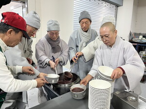 아산시불교사암련, 동지 맞이 팥죽 나눔 - 뉴스 썸네일 이미지